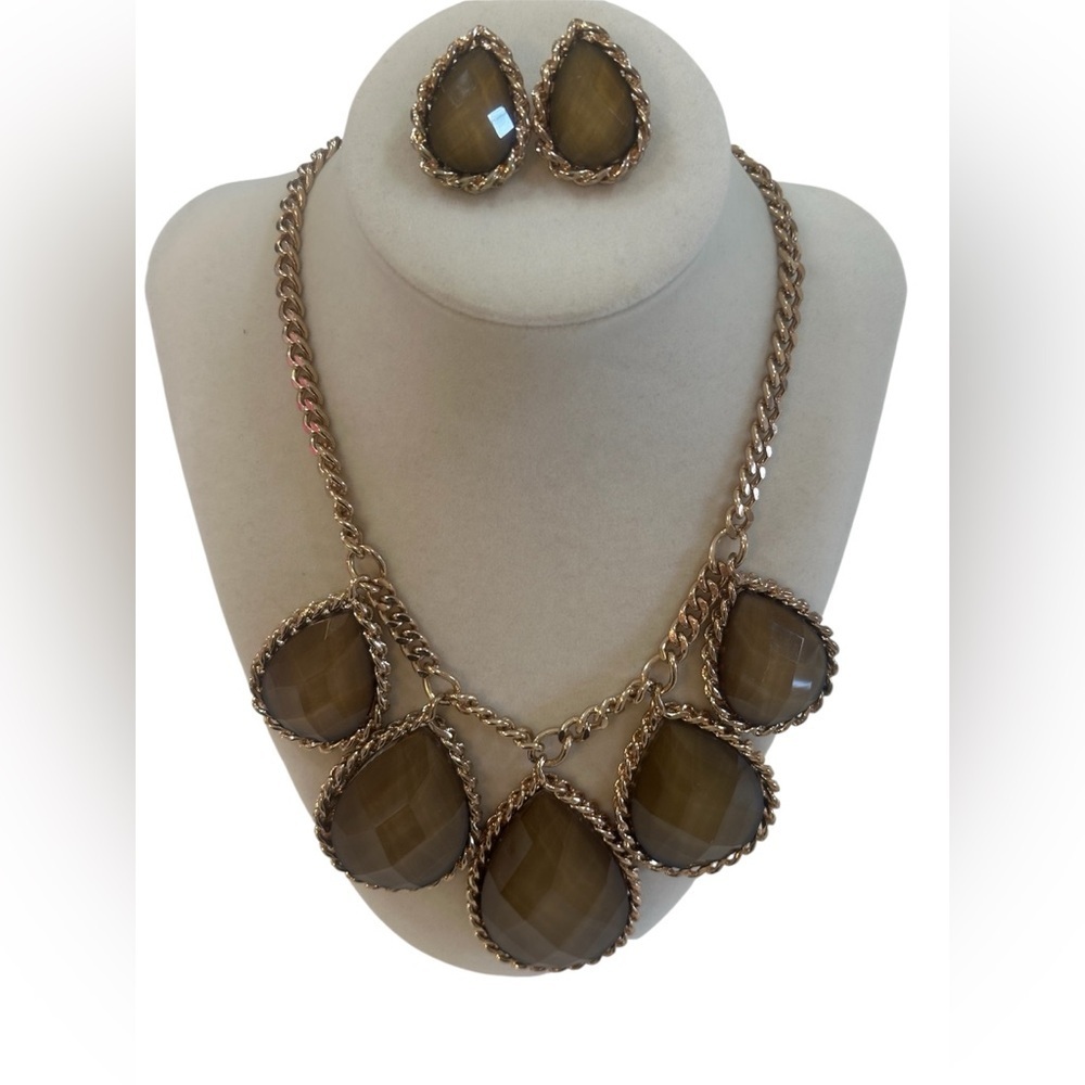 Vintage Gold Tone Chain Pear Shape Faceted Statement Necklace and Earring Set